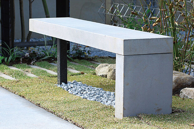 【コミュニティベンチ】フットパス周りには、外構や街並に溶け込むデザインのシェアベンチを設置しました。気軽なお喋りや待ち合わせ、子どもの遊び場にも適しています。