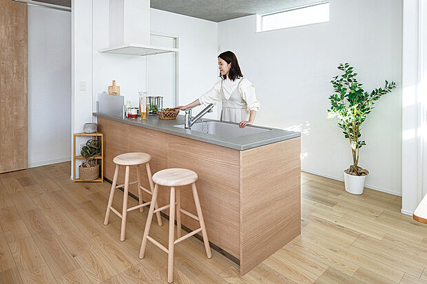 【【Toclas Kitchen Bb】フルフラットキッチン】向かい合ったり横並びで使える広々としたワークトップの「フルフラットキッチン」。リビングやダイニングまで視線が届き、食を通じて家族での語らいが弾む食卓になります。