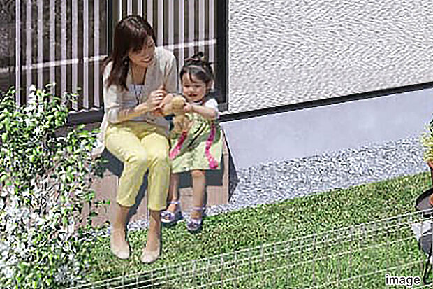 【【リビングと庭をつなぐ「縁側ステップ」】】リビングと庭をスムーズにつなぐ縁側ステップ。気軽に室内から庭へ出られるので、日常の中で緑の潤いやアウトドア感覚の心地よさに触れることができます。