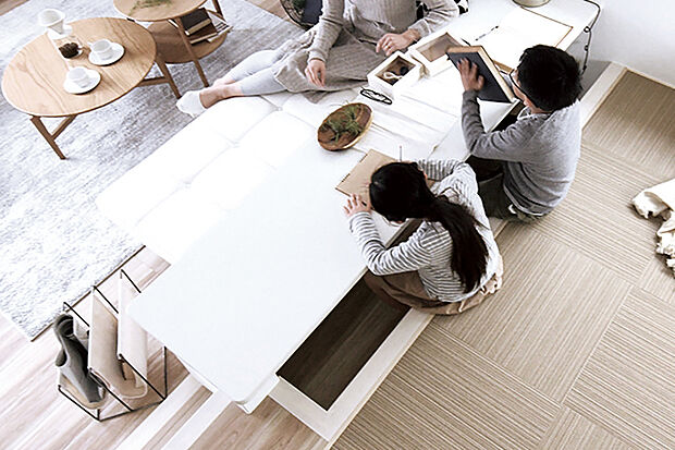 【【STAGE】家族とつながりながら、自分時間が過ごせる自由空】リビングと段差で緩やかに仕切ったステージ。リビングにいる家族とコミュニケーションを取りながら、堀机を使って趣味や仕事に取り組めます。※号棟により採用状況が異なります。