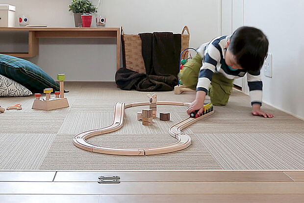 【【プレイルーム】】リビングから目が届くので子どもの遊び場やお昼寝にぴったり。間仕切りを閉めて個室にすることで客間にも使えます。※号棟により採用状況が異なります。