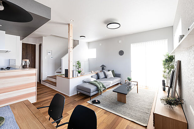 【【ステージリビング】】小上がりのステージリビングは、程よい独立性があり、リモートワークや勉強に最適なスペース。