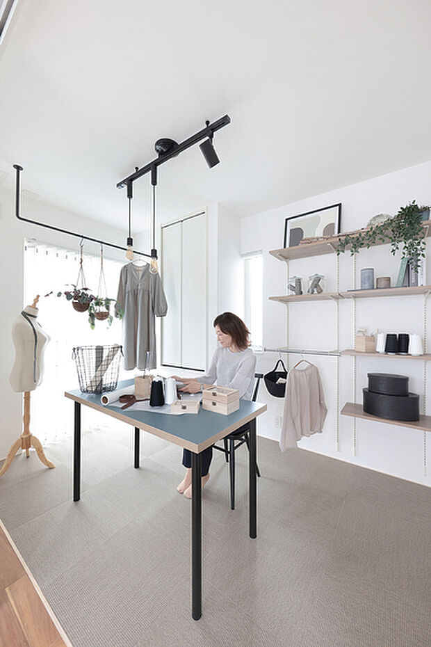 【【マルチルーム】】リビングと隣接したマルチルームは、戸を開閉することで続き間と個室を切り替えることができるテキスタイルフロア敷きの空間。ハンギングレールやハンガーパイプ付きのマルチシェルフがあるので、家事室としても有効