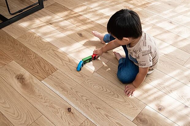 【【床暖房】】空気を汚さず、埃も巻き上げないガス温水式。足元から暖める体にやさしい床暖房を、家族の集まるリビングダイニングに標準で採用。