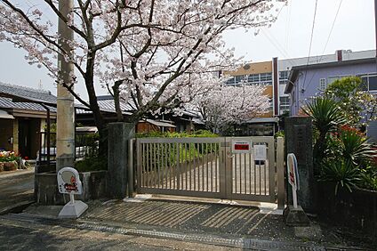 岩出市立岩出小学校 約1360m(徒歩17分)