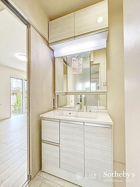 ◆洗面台◆三面鏡洗面化粧台が設置され鏡裏まで収納があり化粧品