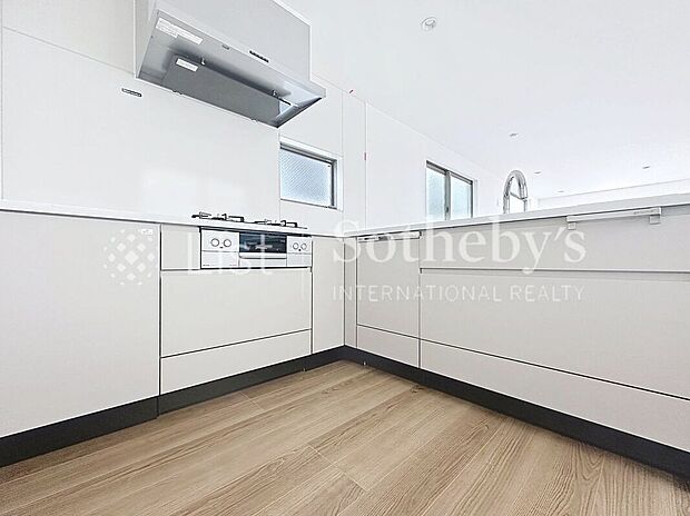 ■キッチン■(3号棟)L字形のカウンターキッチンを採用。お料理をしながらも会話が弾む、対面式の良さもありながら、家事動線がスムーズなのが魅力◎