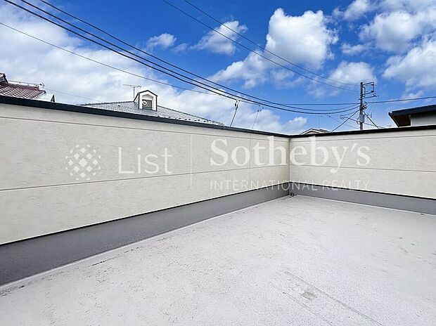 ■ワイドバルコニー■空を眺めたり、コーヒーを飲んだり。部屋の延長として、やさしい時間が流れるワイドバルコニーのある暮らし。洗濯物を干すだけではなく、ひと息つける屋外空間としても楽しめます♪