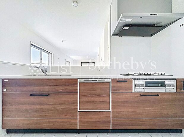 ◆キッチン◆3号棟ビルトイン食洗機付きシステムキッチンになります!収納がとても豊富で調理器具などかさばりやすい物や調味料のストックなどの収納もできとても便利になります!