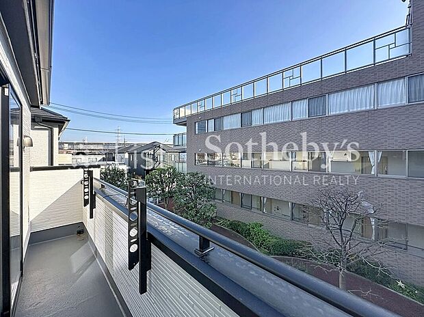 ■バルコニー■(2号棟)陽当たり良いバルコニー!採光・通風良好で、お洗濯物も気持ちよく干せます♪