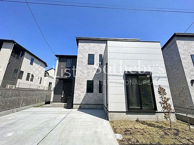 ■外観■閑静な住宅地に堂々と佇む家。※掲載画像は一部AI加工を施しております。実際の形状・色味・空模様・陽当たり等と異なる場合があります。