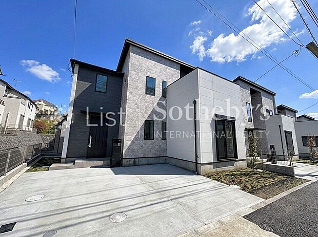 ■前面道路■ゆとりある前面道路は開放感を演出!※掲載画像は一部AI加工を施しております。実際の形状・色味・空模様・陽当たり等と異なる場合があります。