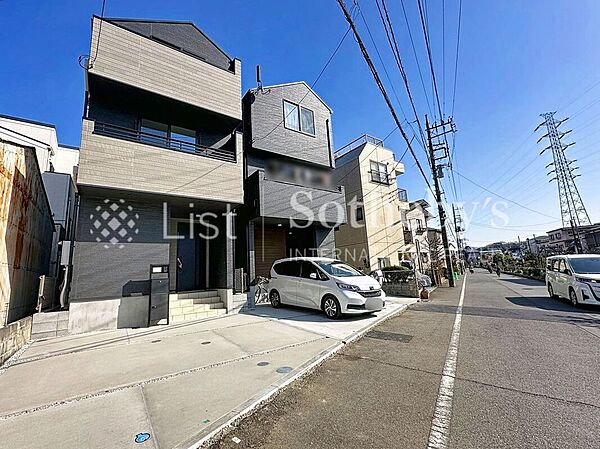 ◆外観◆全棟異なるこだわりの間取り！１号棟は駐車２台可能！（車種による）前面道路が約7ｍの幅員になり開放感あり！バス利用で武蔵小杉駅や溝の口駅アクセス可能！