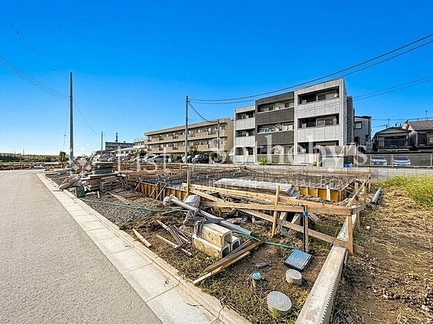 ■現地写真■現在建築中です!周辺環境含めご見学可能です!※掲載画像はAI加工を施しております。実際の形状・色味・空模様・陽当たり等と異なる場合があります。