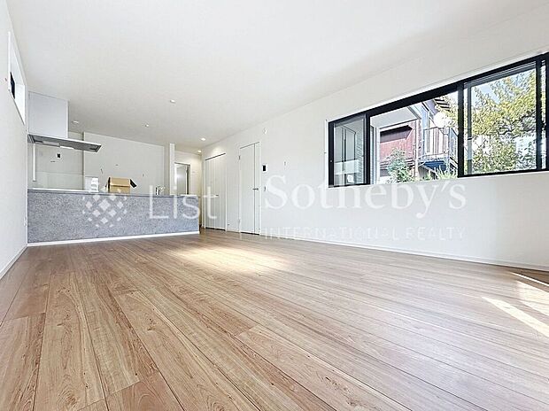 【リビング】■リビング■ご家族みんなで長い時間を過ごすリビングは一番居心地のいいものであって欲しいですね。開放感のある広々リビングに光と風を呼び込みます。