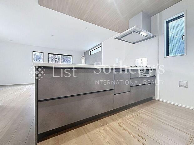 【キッチン】■キッチン■(2号棟)料理をしながら会話ができる、オープンキッチン。壁を取り払うことで、より開放的なキッチン・ダイニングスペースが生まれます。