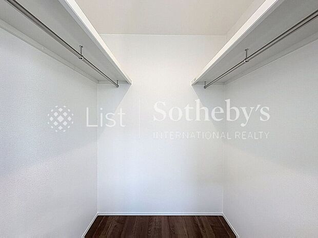 【収納】■WIC■(2号棟)収納量豊富なWICを設置しました。衣類だけでなく、箱物や思い出の品、季節物もたっぷり収納できるので、居住空間をより広く有効活用することができスッキリとしたお部屋になります。