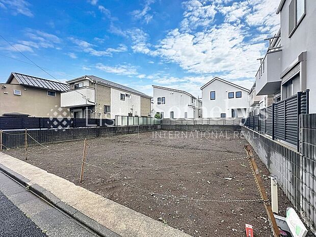 【外観】■現地写真■未来の暮らしが少しずつ形に。完成までのプロセスも見守れる安心感があります！完成が待ち遠しくなる風景です！