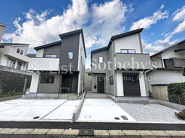 【外観】■外観■閑静な住宅地に堂々と佇む家。豊かな居住性と、クオリティが見事に調和した住空間は、住まうことの喜びを感じさせてくれます。※画像は一部イメージ加工を行っており、実際とは異なる場合があります。