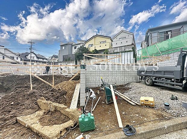 【外観】■現地写真■未来の暮らしが少しずつ形に。完成までのプロセスも見守れる安心感があります!完成が待ち遠しくなる風景です!※画像は一部イメージ加工を行っており、実際とは異なる場合があります。