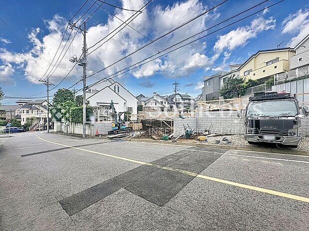 【前面道路含む外観】■前面道路■ゆとりある前面道路は開放感を演出!陽ざしがたっぷり差し込み明るいお住まいが実現します。※画像は一部イメージ加工を行っており、実際とは異なる場合があります。