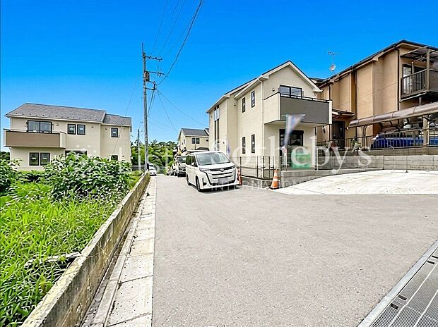 【前面道路含む外観】■前面道路■ゆとりある前面道路は開放感を演出!陽ざしがたっぷり差し込み明るいお住まいが実現します。※掲載画像はAI加工を施しております。実際の形状・色味・空模様・陽当たり等と異なる場合があります。