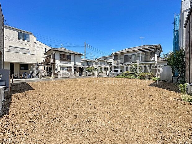 【外観】■現地写真■未来の暮らしが少しずつ形に。完成までのプロセスも見守れる安心感があります！※掲載画像はAI加工を施しております。実際の形状・色味・空模様・陽当たり等と異なる場合があります。