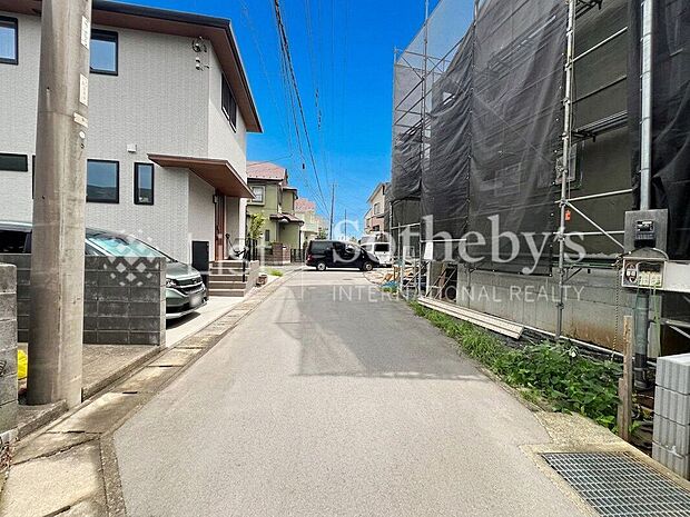 【前面道路含む外観】■前面道路■ゆとりある前面道路は開放感を演出!陽ざしがたっぷり差し込み明るいお住まいが実現します。※掲載画像はAI加工を施しております。実際の形状・色味・空模様・陽当たり等と異なる場合があります。