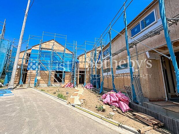 【外観】■現地写真■未来の暮らしが少しずつ形に。完成までのプロセスも見守れる安心感があります。※掲載画像はAI加工を施しております。実際の形状・色味・空模様・陽当たり等と異なる場合があります。