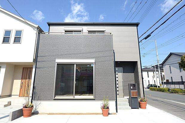 12号地はグレーカラーのスタイリッシュな外観です。12号地（2023年7月）撮影