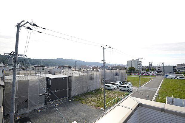 【着々と工事が進んでおります！】開発道路幅は6.7ｍで見通しが良く、安全面にも配慮しております。車のすれ違いにも余裕がございます。分譲地南側には区画内公園を設置。現地（2025年10月）撮影