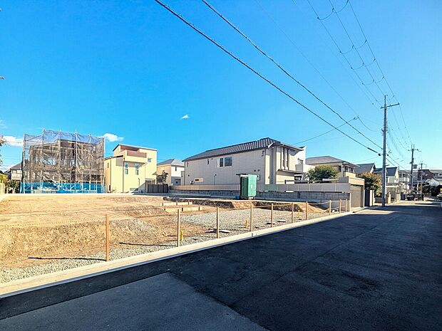 土地面積37坪～47坪の広々とした土地に、住みたいが創れるフジ住宅の邸別設計タウンが誕生。安心安全の耐震等級3・制震ダンパー、綺麗な空気で過ごせる炭の家が標準仕様です※2025年12月撮影（現地）