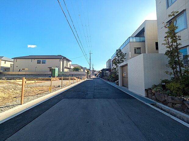 現地は駅徒歩3分という駅前アドレスにありながら、落ち着きのある住環境と景観の保全を目的とした第一種低層住居専用地域となっております。
※2025年12月撮影（現地）