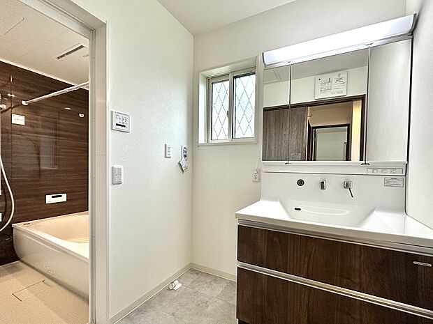 【洗面室・浴室】お掃除しやすいハイバックカウンター水栓採用の洗面所です。900サイズでゆとりあり。浴室は暖房乾燥機、物干しに便利なハンガーパイプ付き。開口部があるので換気にも優れています。※2023年6月撮影