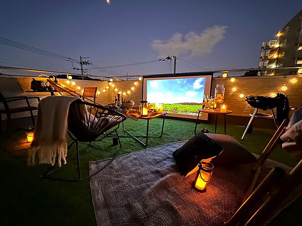 【モデルハウス　ルーフバルコニー】心地のいい陽光と風を感じるルーフバルコニーは、バーベキューやカフェスペース、ナイトシアターなど幅広く楽しめる空間で、お家時間を満喫できます。（2024年11月撮影）