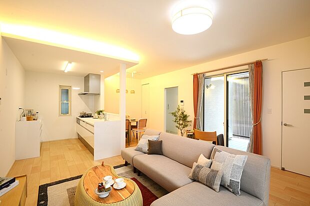 【19帖の広々LDK】寛ぎのピロティとつながるLDK。ゆとりのある空間がご家族にも安らぎをもたらします。現地モデルハウス53号地（2025/10撮影）