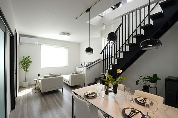 【デザイン階段採用のLDK】リビングには空間を格上げするデザイン階段を設けました。現地モデルハウス1号地（2025/10撮影）