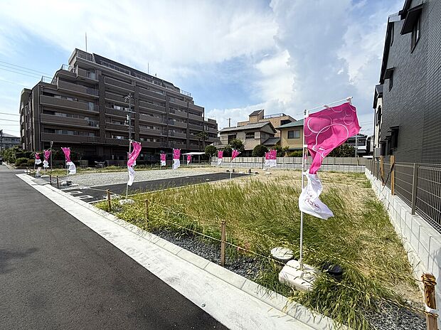 【現地土地写真】南側が幅6.0mの市道に面しており、日当たりの良い明るい分譲地です。南向き区画分譲中です。※2025年8月撮影