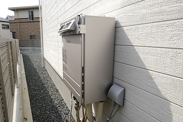 【高効率ガス給湯器 エコジョーズ】少ないガス量で効率的にお湯を沸かす高効率ガス給湯器を採用しております。※８号地写真（2026/2撮影）