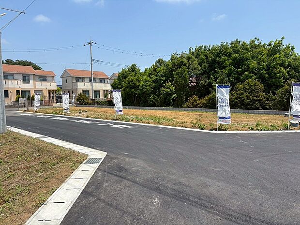 【前面道路広々6m】
お車の出し入れもスムーズに可能な前面道路は広々6m。
見通しも良い為、お車の運転が苦手な方も安心です。
交通量も少ない、住宅街なので、より安心です!