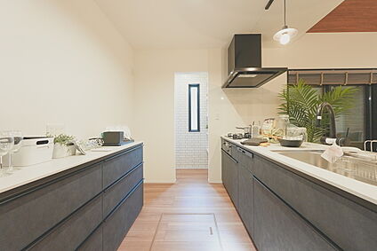 【家族とお料理を楽しめる広々キッチン】