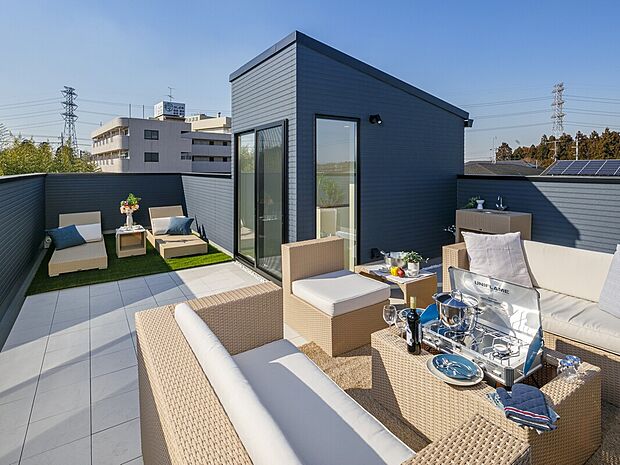 【【屋上リビングを満喫できる専用家具を標準装備！】】おしゃれで実用的な家具が揃い、屋上でのひとときをより快適に演出します。
家族や大切な人と過ごす時間が、特別で心に残る思い出になることでしょう。