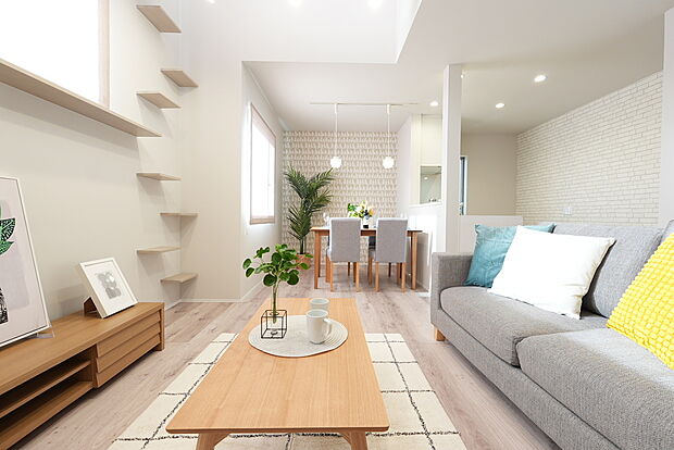 【 【ペットに優しい♪ワンちゃん・ネコちゃん対応の床材も対応可】滑りにくく傷がつきにくいペット仕様の床材もご用意。
大切な家族であるペットにもやさしい、快適な住まいづくりが可能です♪