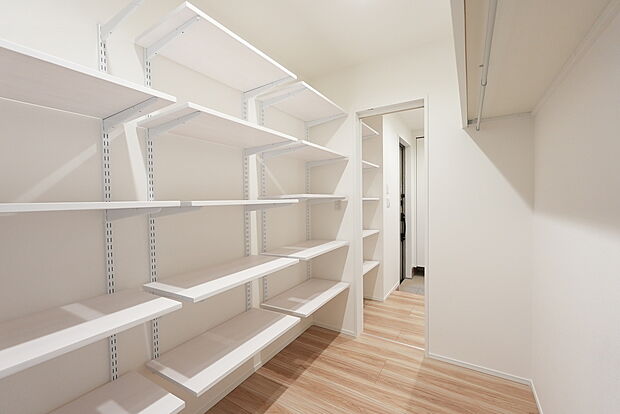 【【ファミリークローク】】日々使用する、鞄やコート・制服などをスッキリ収納できる人気の収納♪
散らかりがちなリビングに、物を持ち込むことなく生活できるので、日々の片づけ時間が削減♪