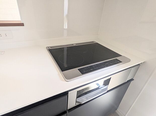 【【お掃除ラクラクキッチン♪】】小さなお子様のいるご家庭も安心のIHクッキングヒーターを搭載!毎日のお掃除もスムーズになり、暮らしにゆとりを与えます。