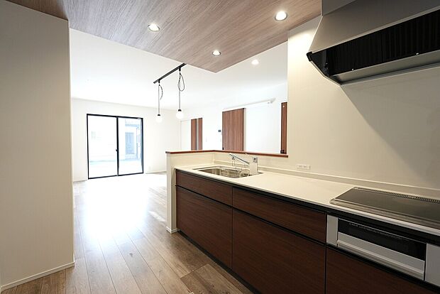 【【LaLaFeel×LIXIL　システムキッチン】】インテリアに美しく溶け込み、ディテールにこだわったキッチン。
優れた耐熱性を実現し、汚れが染み込みにくい人造大理石のワークトップを採用。
