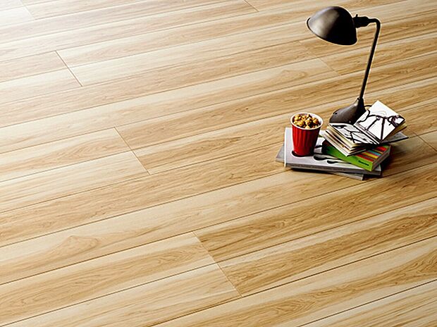 【【素足で生活したくなるようなフローリング】】硬いものを落としたときの凹みやイスを引きずったりすることによるキズに強く、美しさを長く保てます。転倒の原因となるスリップを防ぐよう配慮されており、心地よい歩行感。細菌の繁殖を抑える抗菌塗装を施している床材です。