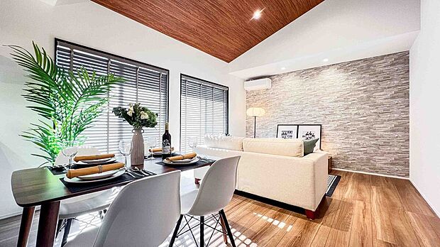 【【傾斜天井で開放感のある暮らし】】傾斜天井は天井高リビング最大4ｍ～2.9ｍ。
アクセントクロスを採用し、理想の上質感と居心地の良さを両立。（当社施工例）