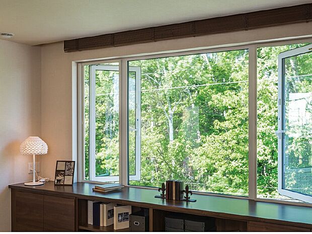 【【クリアネット網戸（標準仕様）】】見晴らしよく、風通しも抜群。
通風性・防虫性・清掃性を兼ね備えた高品質ネットで、心地よい風と快適な暮らしを両立します。
