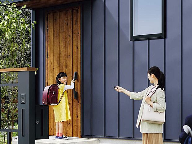 【【スマートコントロールキー】】毎日のカギの開け閉めが便利なスマートコントロールキーを搭載。専用アプリで、ドアとスマートフォンをBluetoothでつないで、施解錠も出来ます。